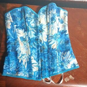 A BEAUTIFUL size small corset! A MUST HAVE!!